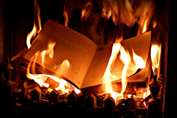 Hình ảnh quyển sách bị đốt